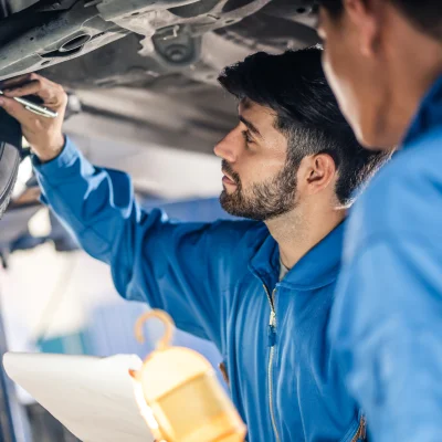 Reparatur in der Werkstatt. KFZ Gutachter Cashback